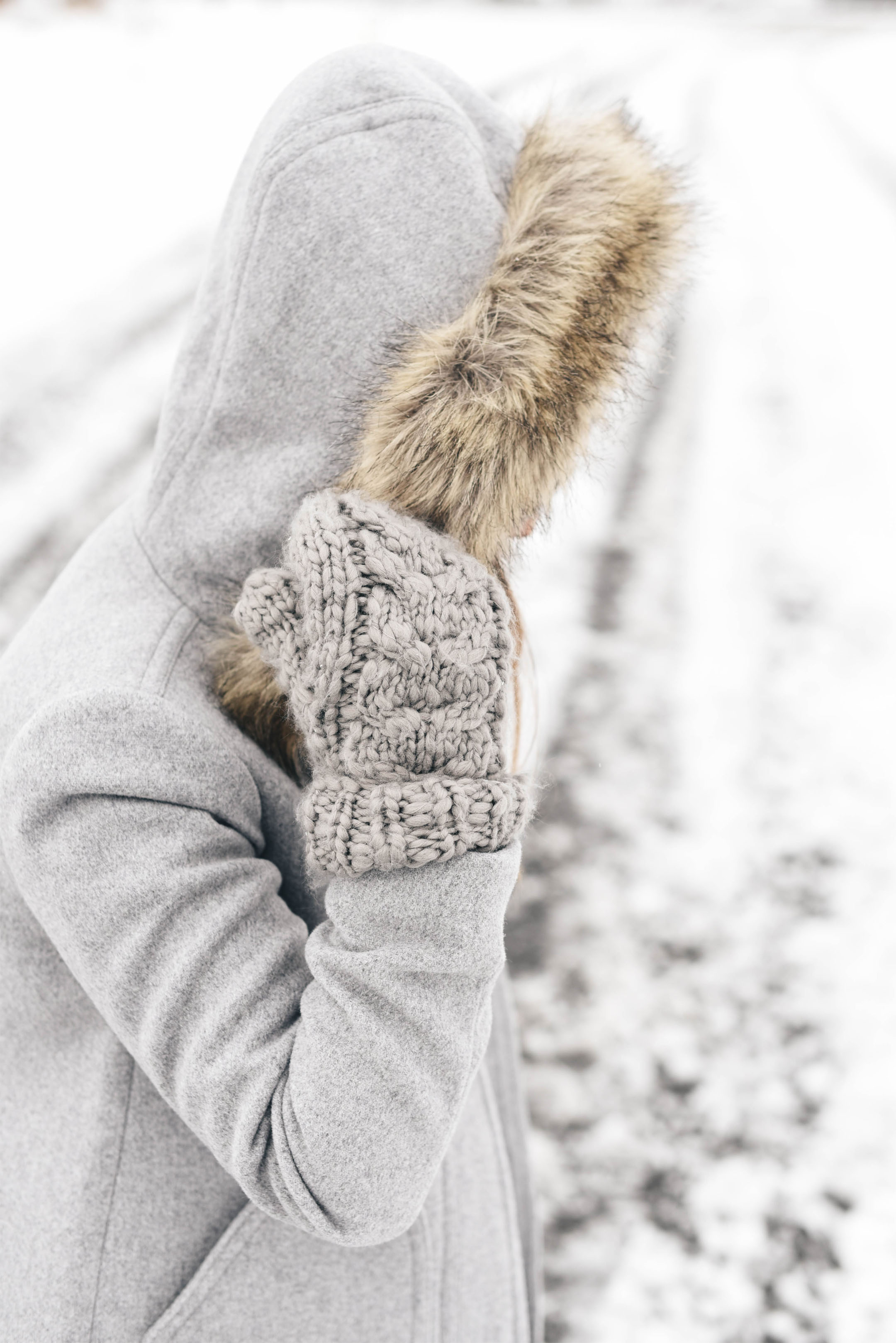 Abercrombie & Fitch gray knitted mittens